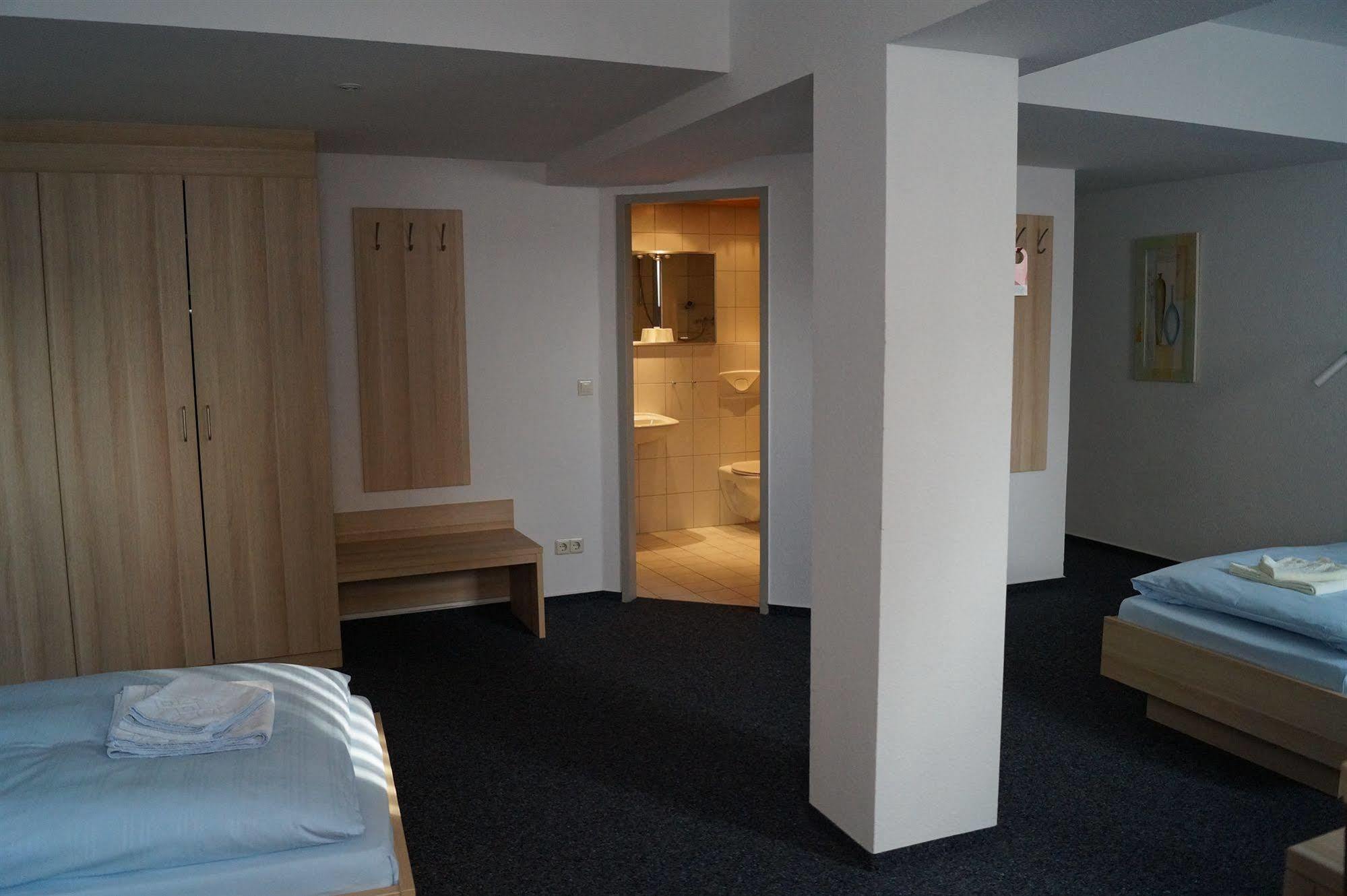 Am Vogelsanger Weg 3* Дюссельдорф