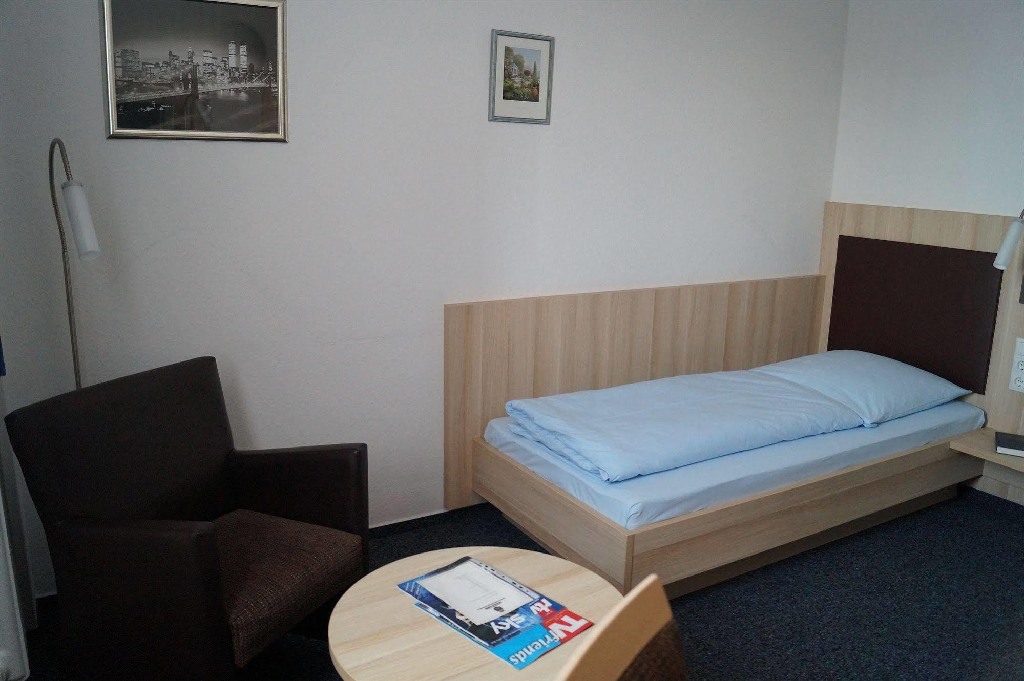Am Vogelsanger Weg 3*